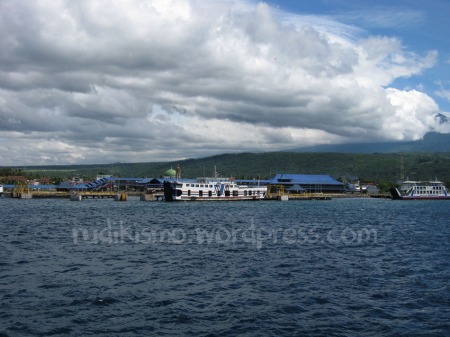 Pelabuhan Ketapang, Banyuwangi, Jawa Timur dilihat dari atas kapal